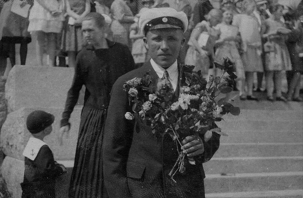 Den 26 maj 1928 fick Gunnar sin vita mössa och här står han med blommor på trappan till samskolan där han började i september 1920.