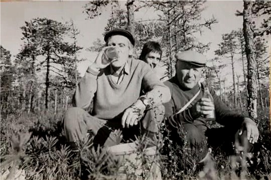 Gunnar rörde sig ofta i naturen och visste var de bästa hjortronställen fanns. Här har han med sig läraren Nils Bergman från Korsbäck och bakom dem sitter Jan Bergman.