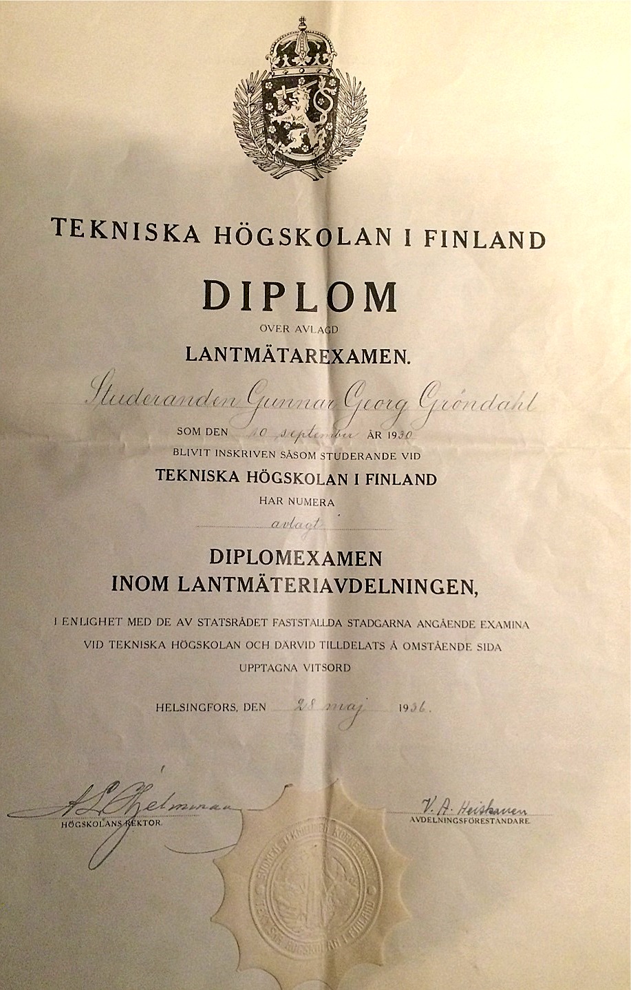 Det här fina diplomet fick Gunnar då han blev färdig lantmätare i maj 1936. Diplomet är modell större, närmare en halv meter högt, så det var säkert meningen att det skulle ramas in och hängas upp i finrummet.