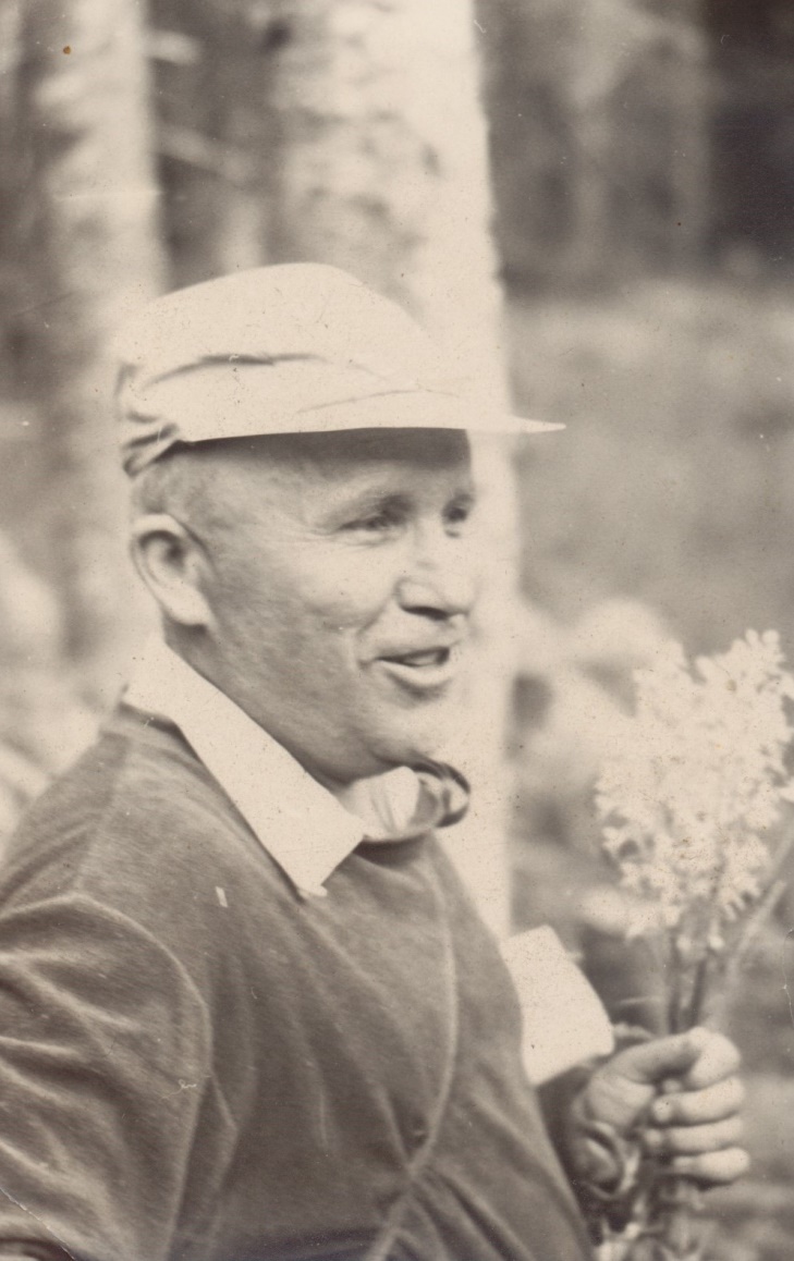 Här Gunnar som lantmätare och han ser ut att ha blivit uppvaktad med blommor. Foto Leif Österblad, Vasa.