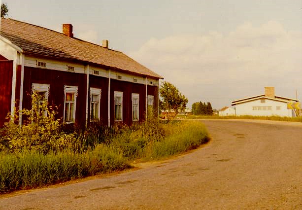 Kias-Erlands och Idas gård i Kias-kroken. I bakgrunden Toivonens hus byggt år 1970.