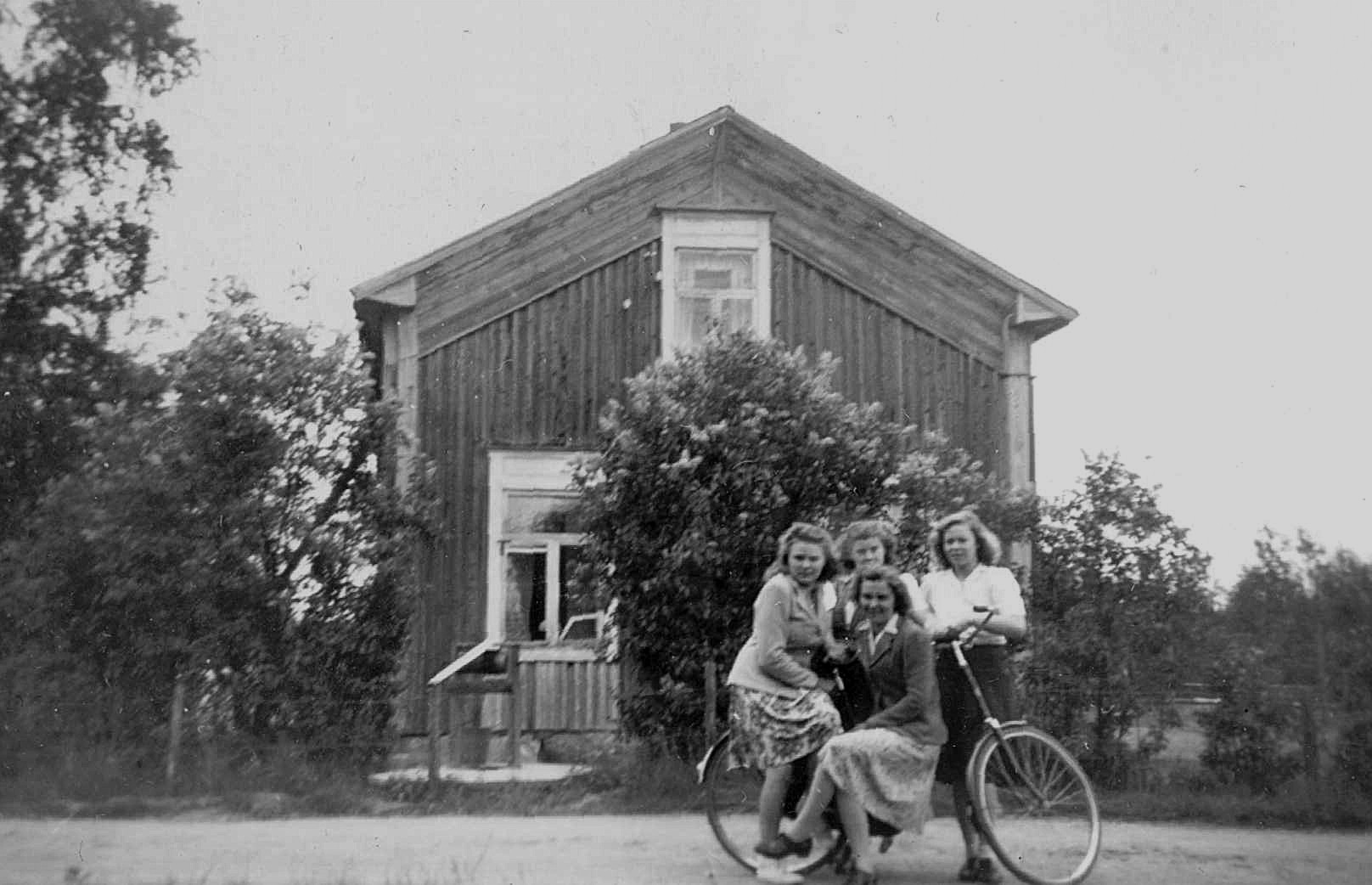 Under några år på 40-talet var den finskspråkiga folkskolan inrymd i den bondgård som hade tillhört "Pelas-Viktor" men som sedan övertogs av Löfgrens. Lärare här var Ilona, som står där bak i mitten. Hon gifte sig senare med Åke Klemets