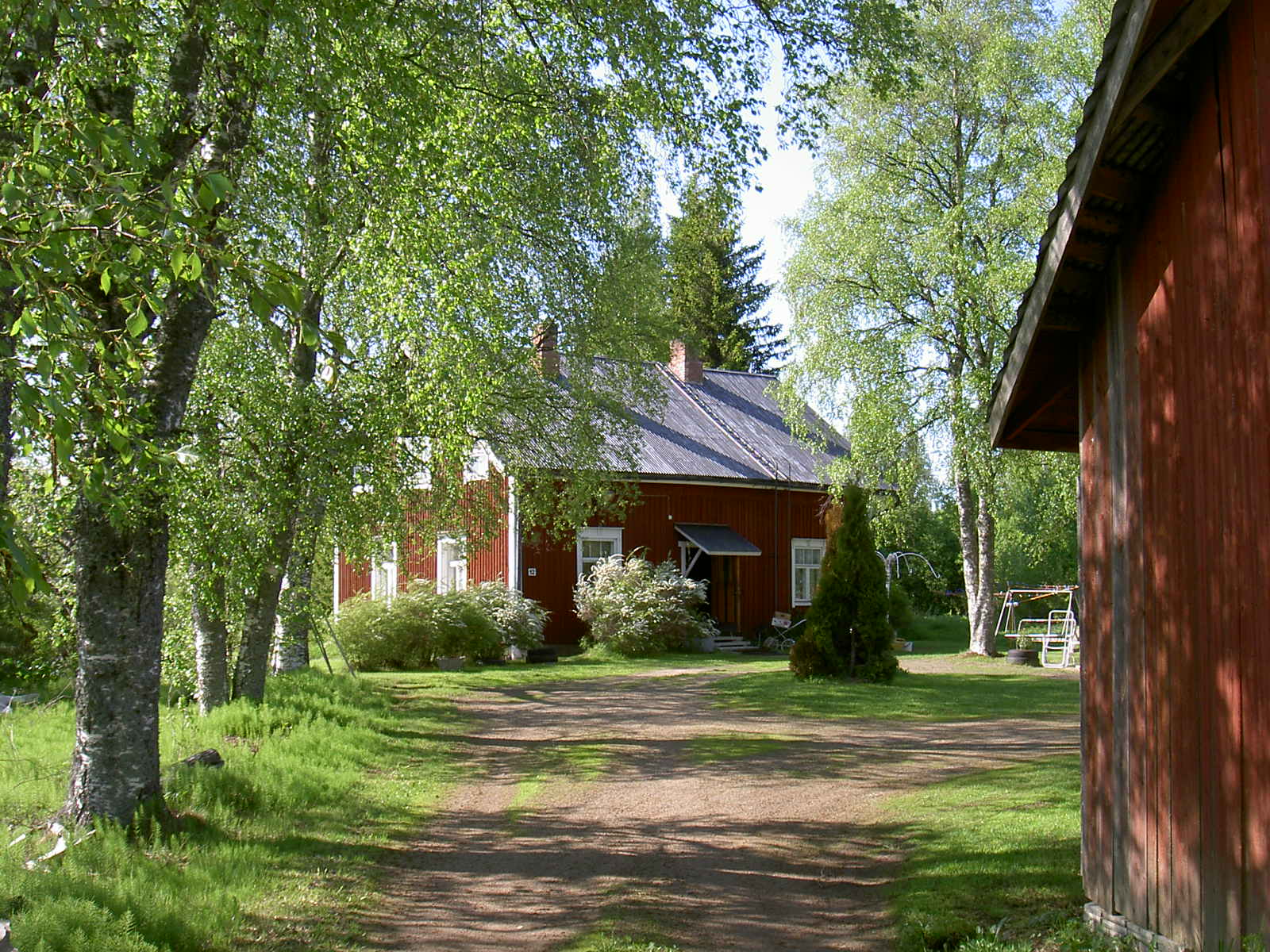 Så här såg den gård ut som Selim Lång byggde i tiderna. Fotot är från 2003 och taget en vacker sommarkväll.