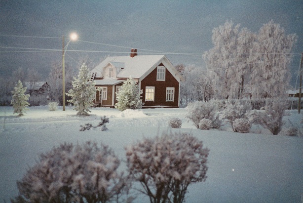 Detta vackra vinterfoto av Nyholms hus är från 1983 och taget av Ralf Nyholm.
