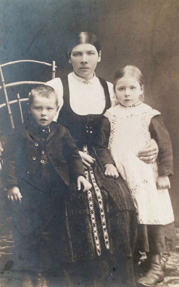 Det här fotot med Maria Lång med barnen Selim och Hulda är från ca 1914.