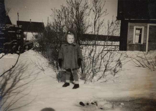 I slutet på 40-talet bodde Agda och Paul Rönnlund i Koll-Minas gamla stuga på Brobackan. Här dottern Lisette (f.1945) och i bakgrunden syns Ragnar Skogmans nybyggda gård. Långs gamla gård stod bakom Lisette och nära landsvägen. Tomten på Brobackan ägs idag av familjen Norrvik och de har där uppfört en gård med 2 lägenheter.