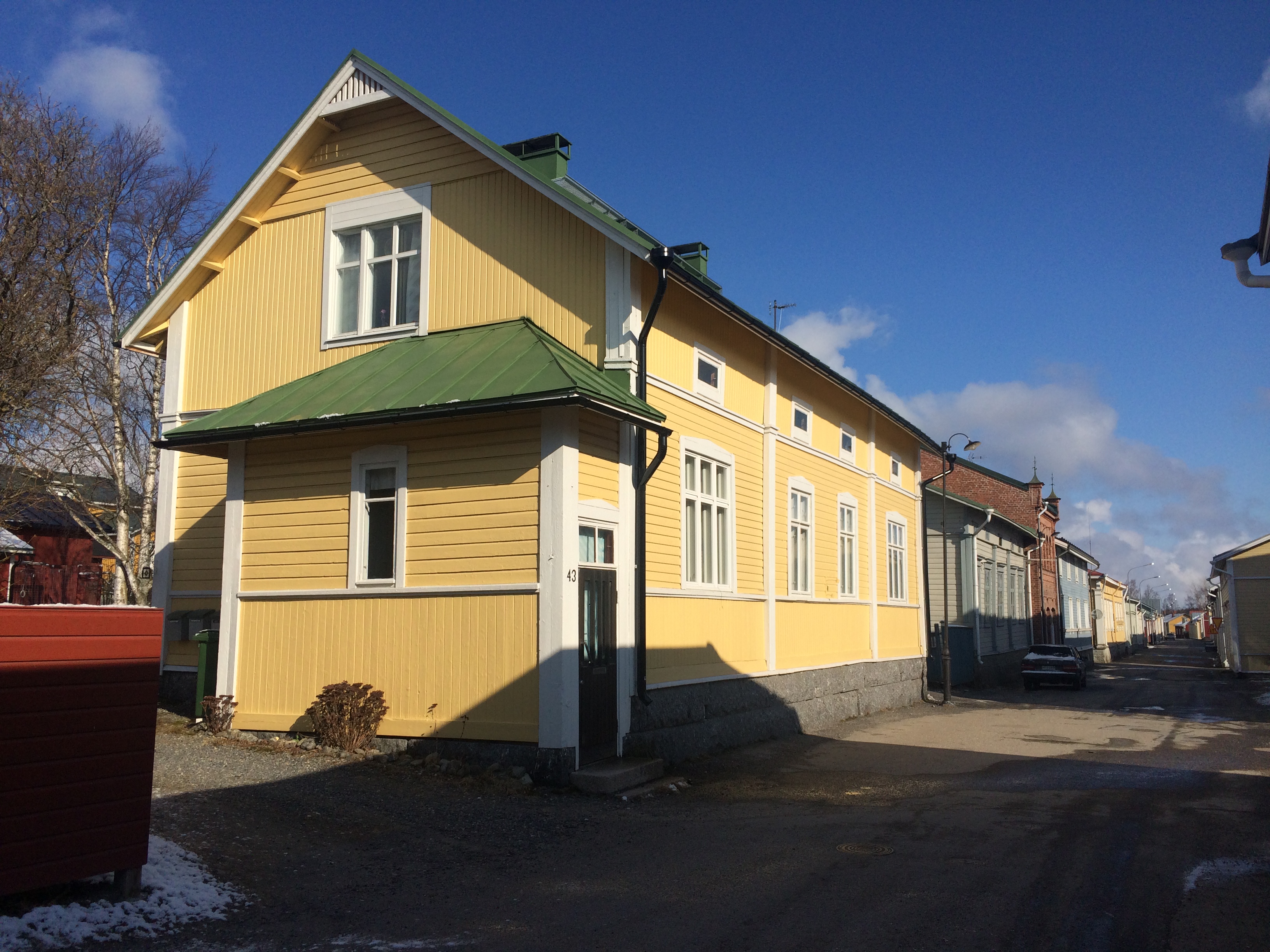 År 1950 flyttade Selim och Taimi Lång med de 6 barnen hit till denna gård på Strandgatan 43 i Kristinestad. Samma år föddes sonen Henry (1950-1987) och efter det 2 barn till. Gården såldes sedan åt Ellen Norrgrann som också hade en klädbutik här. Fotot från 2017.