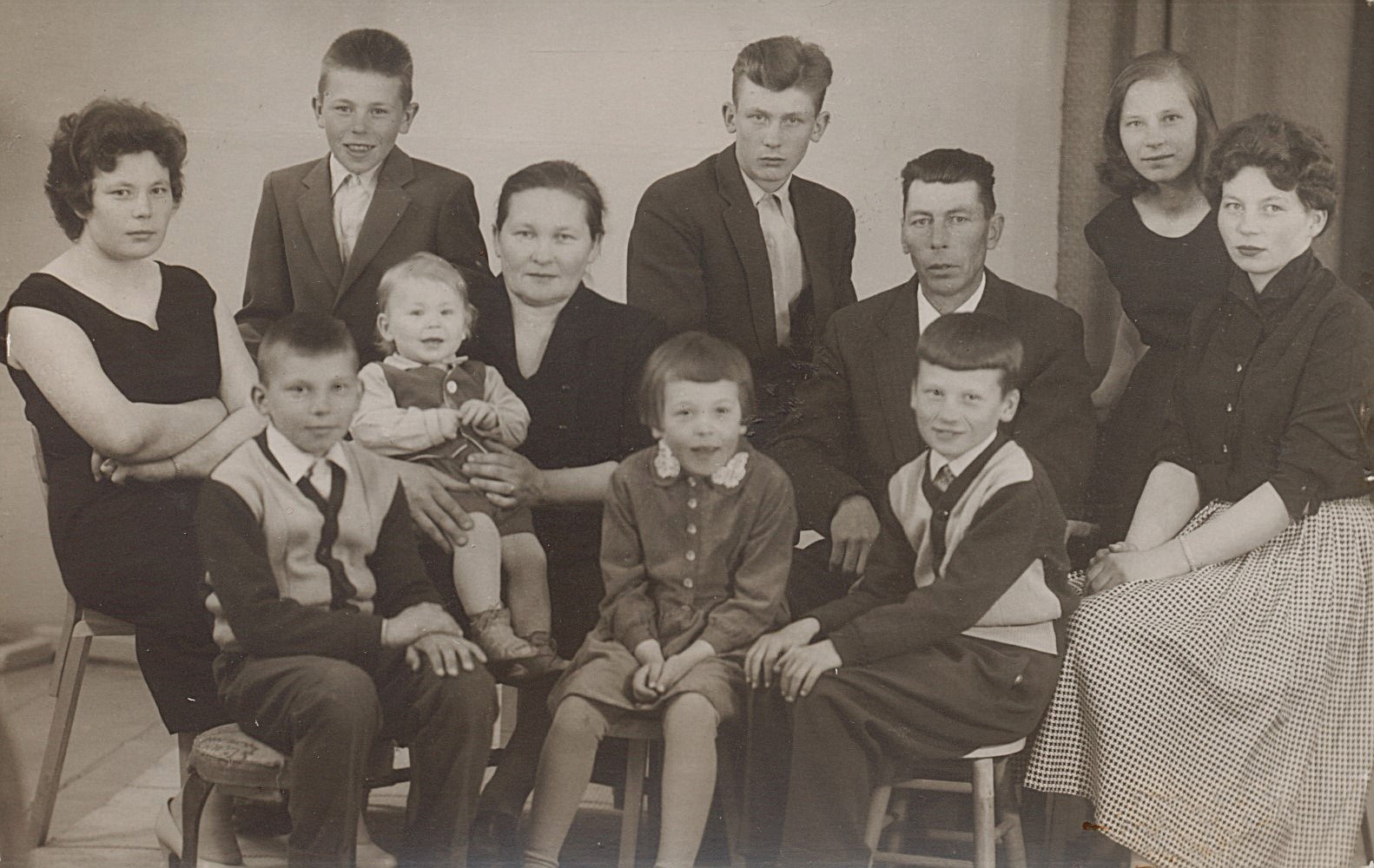 Här sitter Taimi och Selim Lång med alla 9 barnen. Fotot från 1959.
