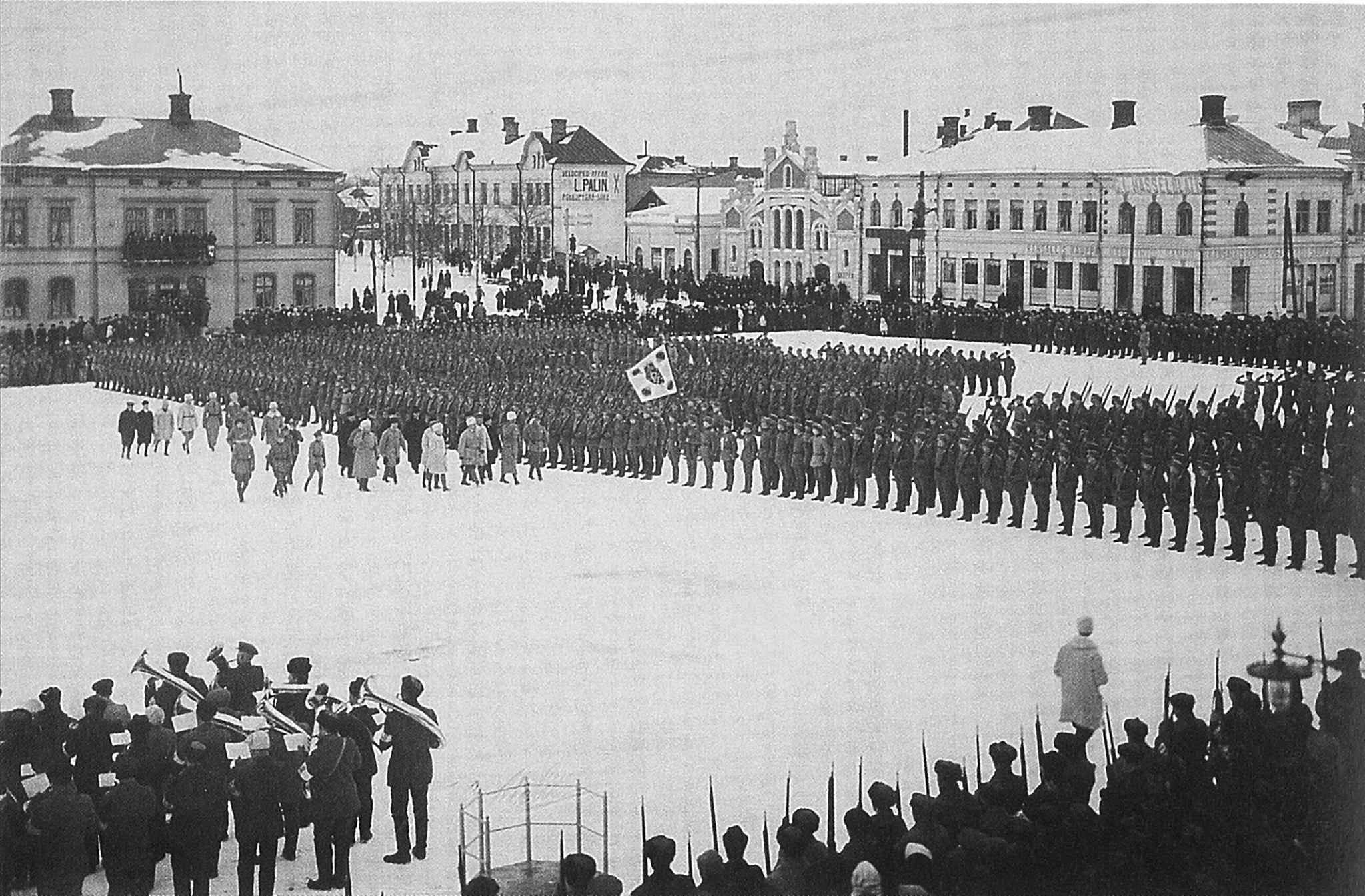 Här granskar Mannerheim de vita trupperna på torget i Vasa i februari 1918.