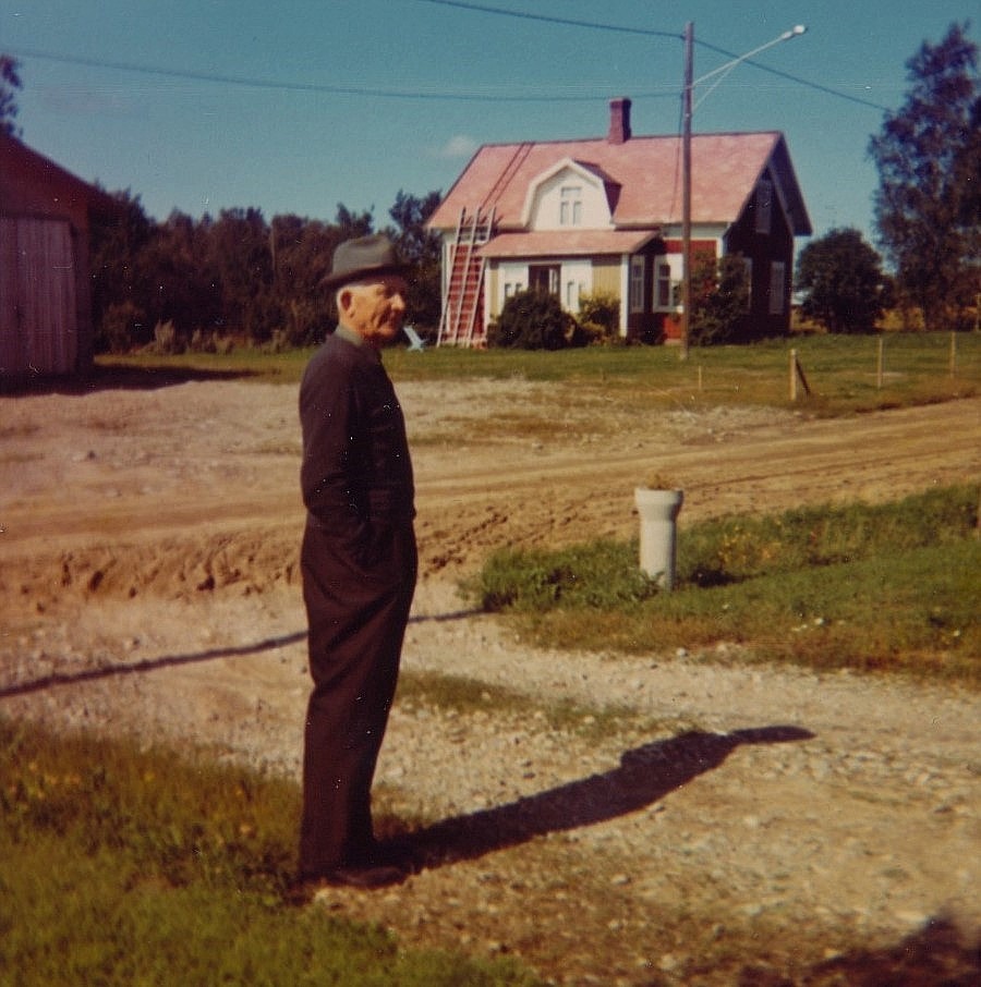 Här Emil Nyholm någon gång på 70-talet med sitt hem i bakgrunden.