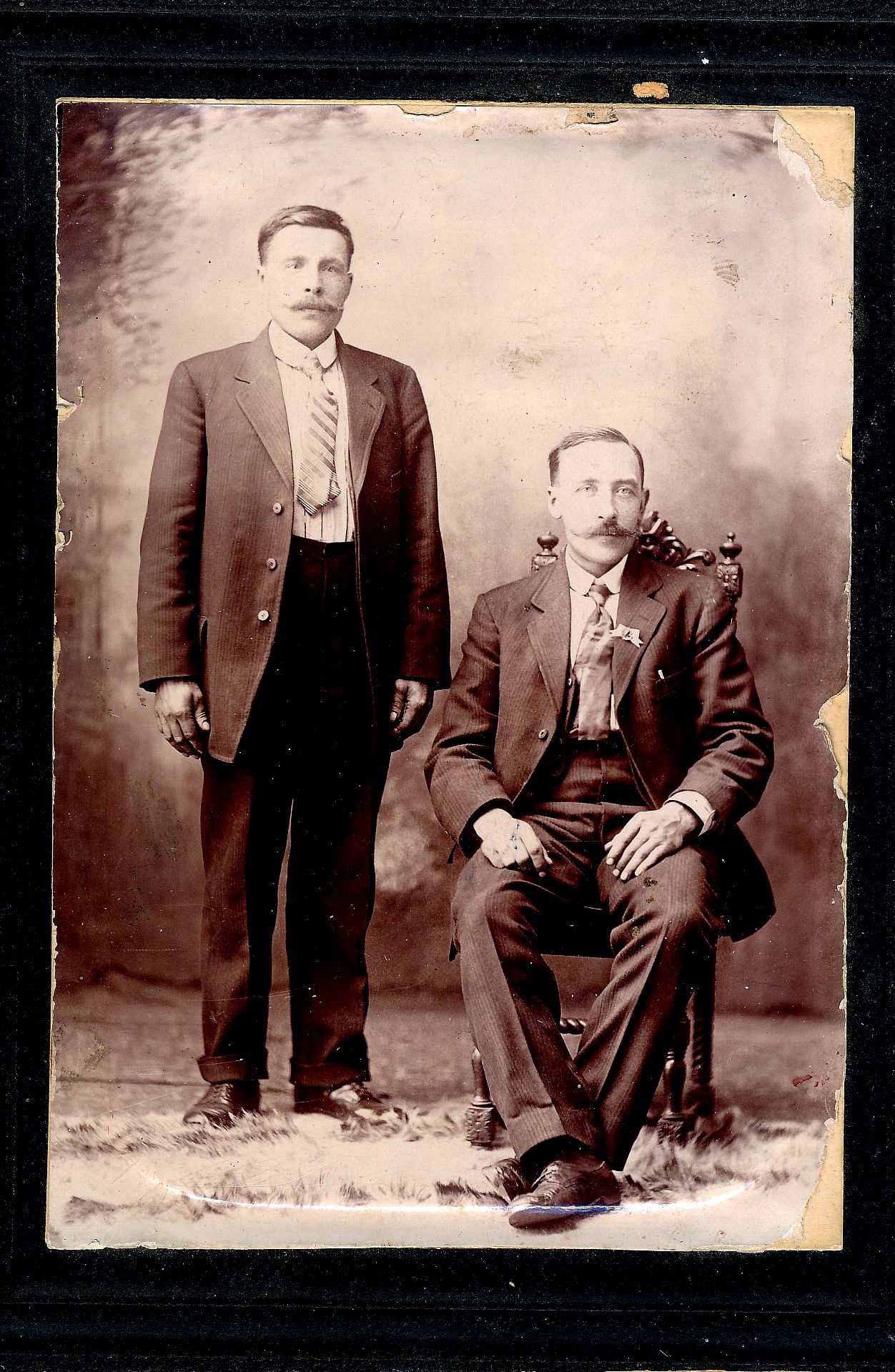 På fotot från Amerika, som Bo-Göran Lindh har lånat står Erik Anders Broberg (1878-1954) och Erland Lindqvist, född Korsbäck (1876-1947) sitter till höger.