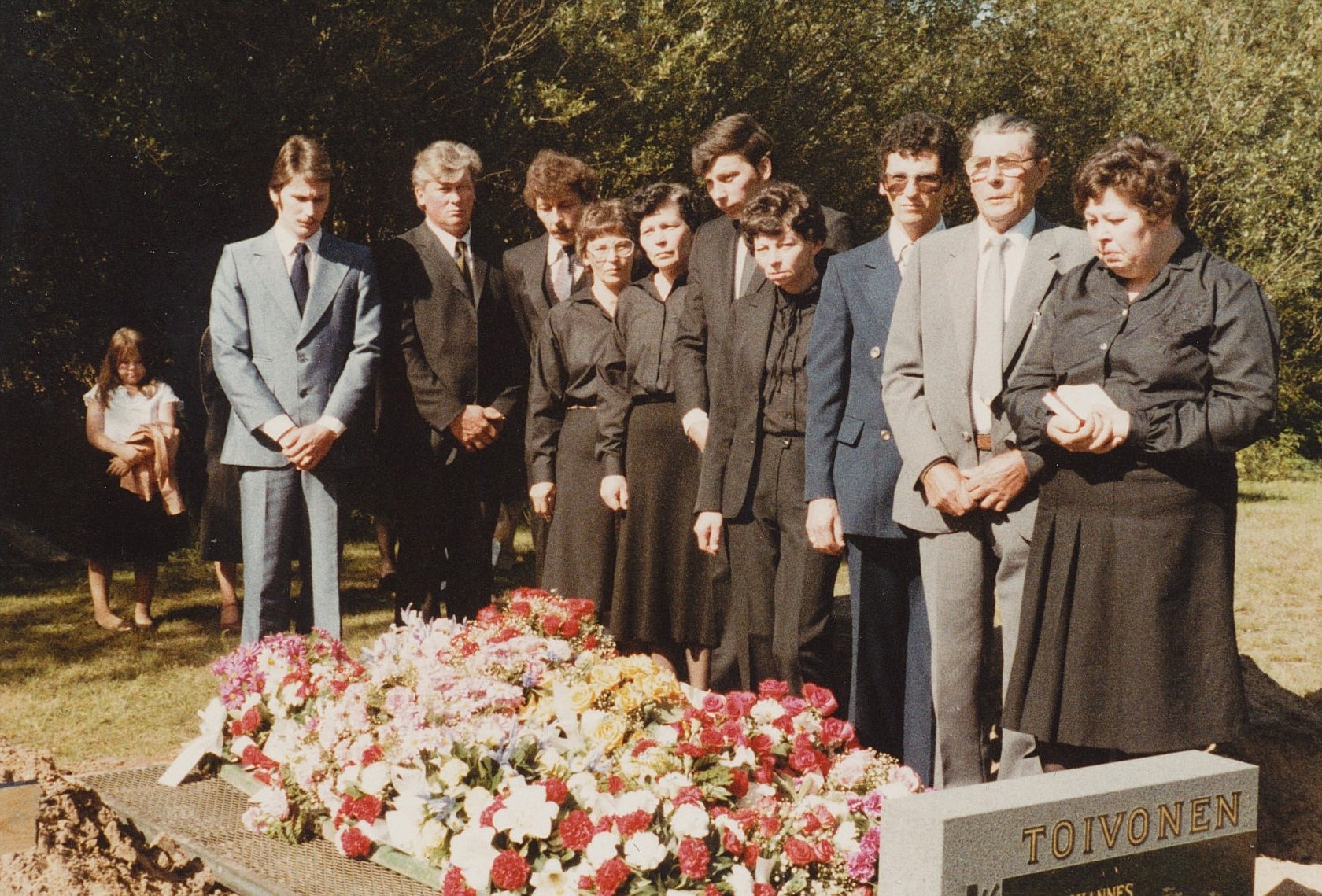 Selim Lång med alla barn vid Taimis begravning 1983.