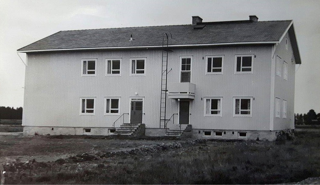 Här den nybyggda finska folkskolan fotograferad på 50-talet från norr.