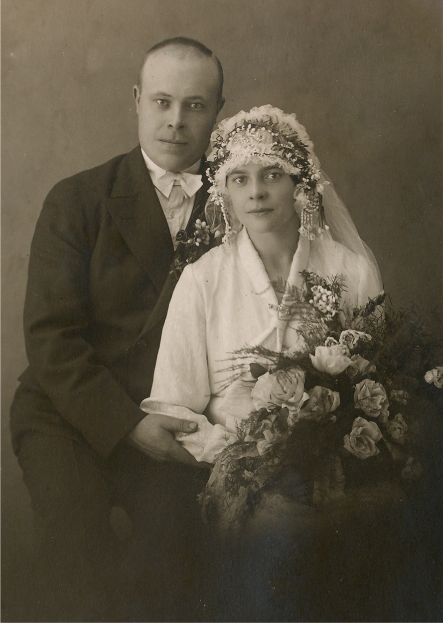År 1930 gifte sig Erik Anders Brobergs yngre dotter Hilma (1905-1996) med Josef Hansas (1899-1981) från Lålby Notera den vackra huvudbonaden på bruden Hilma.