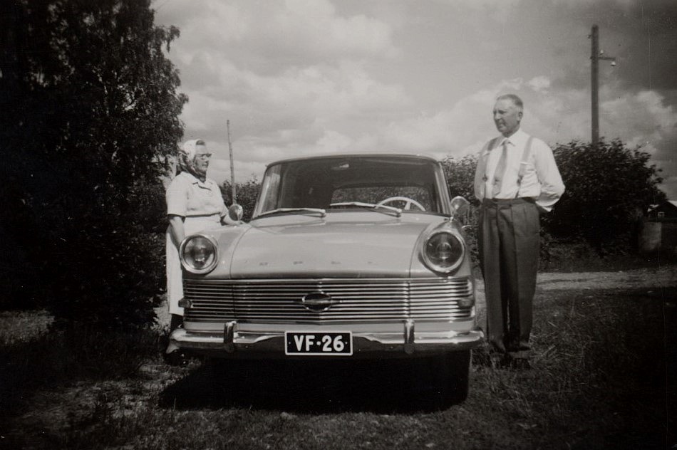 Här Hulda och Emil Nyholm. De ser båda lite stolta ut, så vi kan anta att bilen är helt ny.