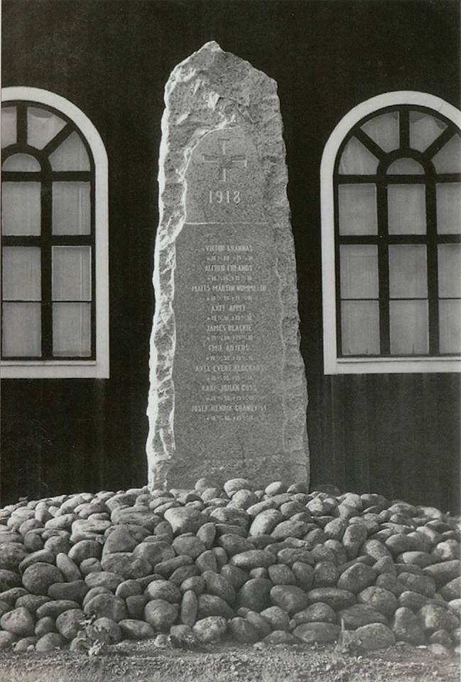 Här minnesmärket utanför Ulrika Eleonorakyrkan över de stupade i striderna i Kristinestad år 1918. Vykort från slutet av 1920-talet av J. M. Rosengren.