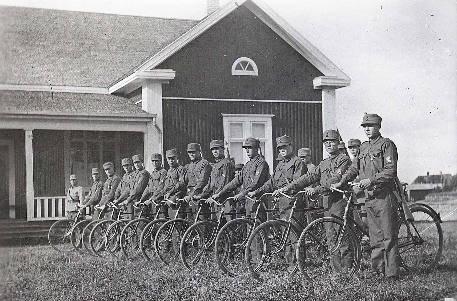 Här skyddskåristerna med velocipeder utanför lokalen i Lappfjärd i början på 1930-talet. Foto Selim Björses, SLS:s arkiv.