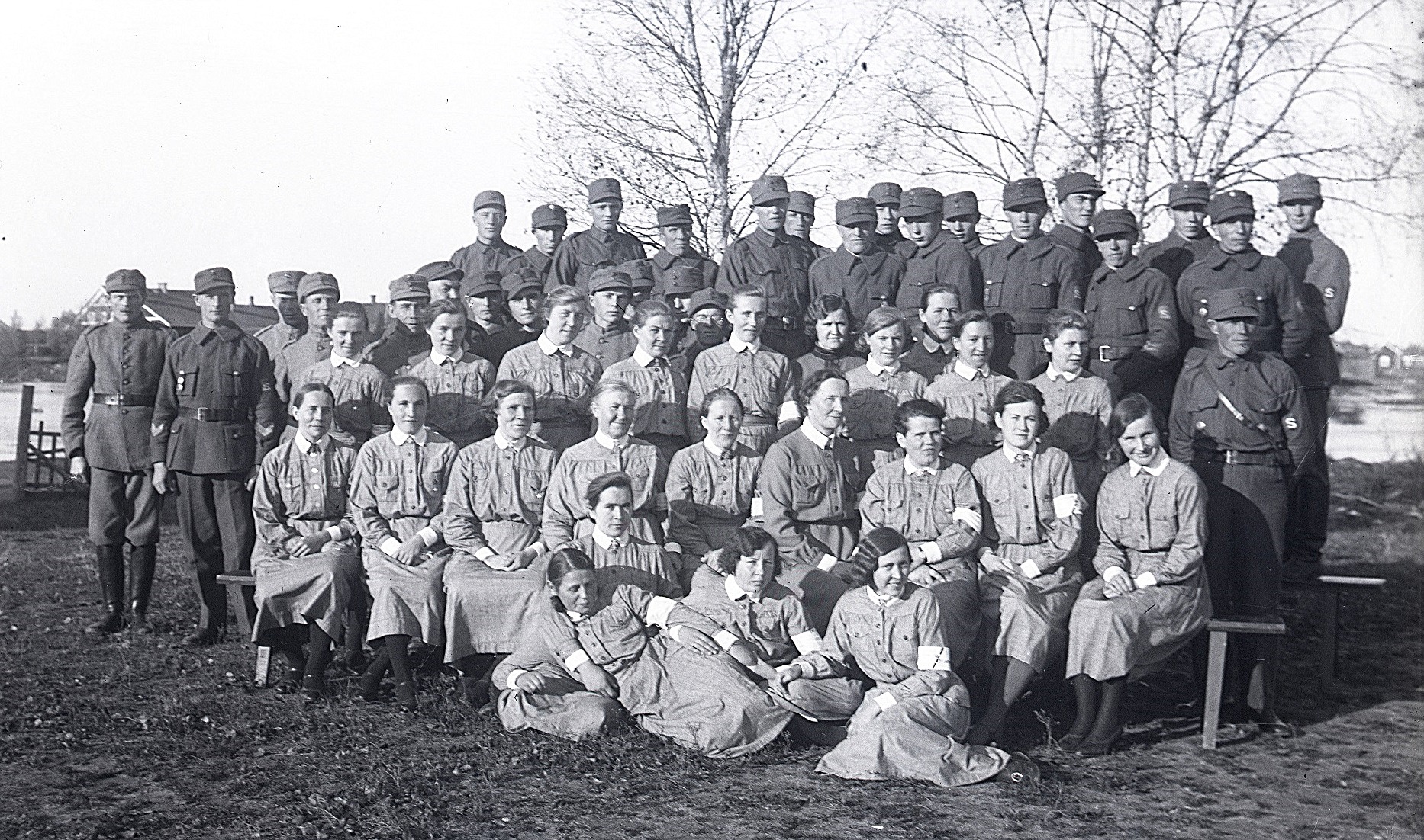 Här har Selim Björses samlat många skyddskårister och lottor på ett och samma foto. Bilden från SLS:s arkiv.