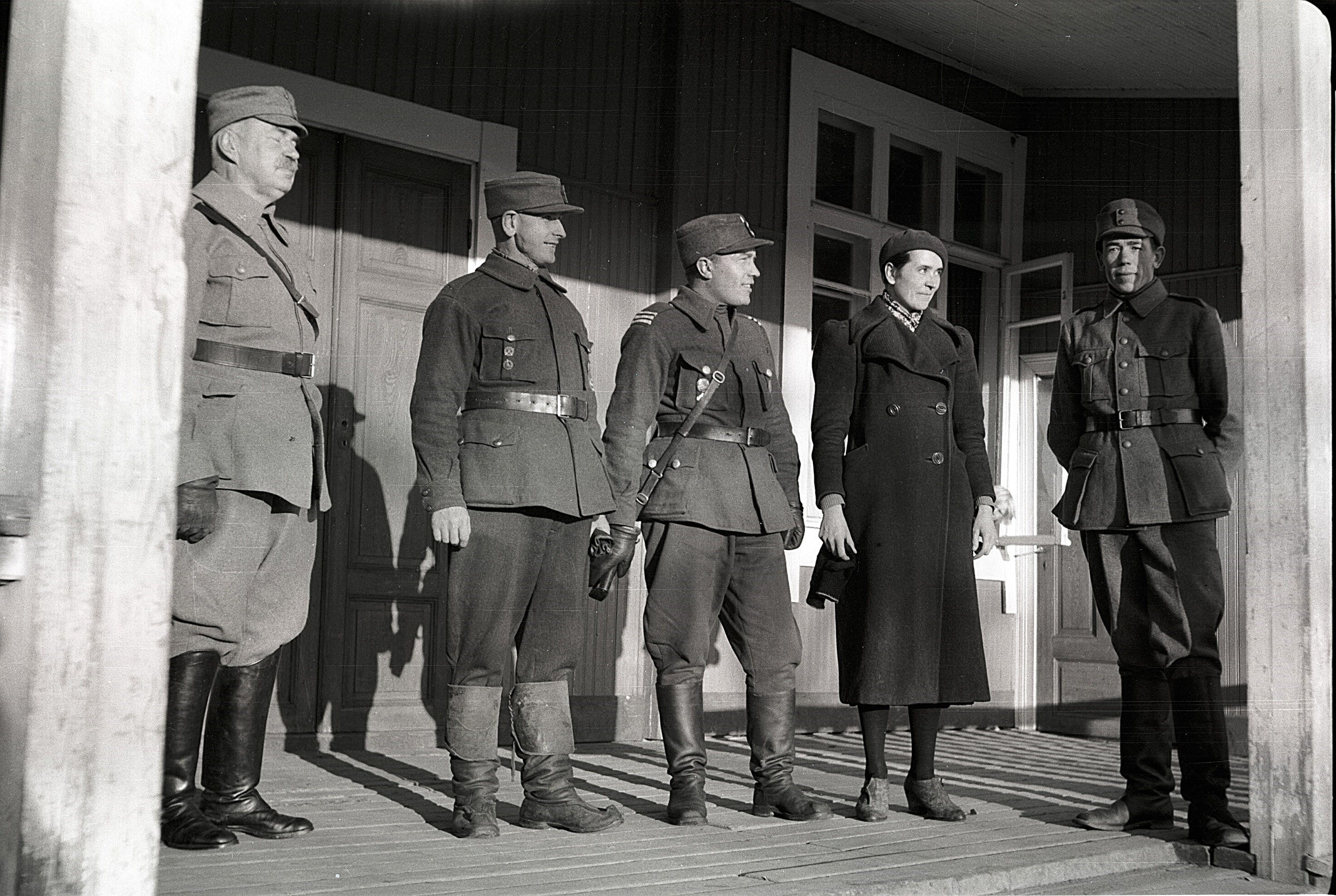Fotot från 1940 visar skyddskårscheferna från Lappfjärd, frän vänster Nils Molander, Otto Björses, Emil Björses, Lottachefen Hjördis Landgärds och till höger står Bertel Ekman.