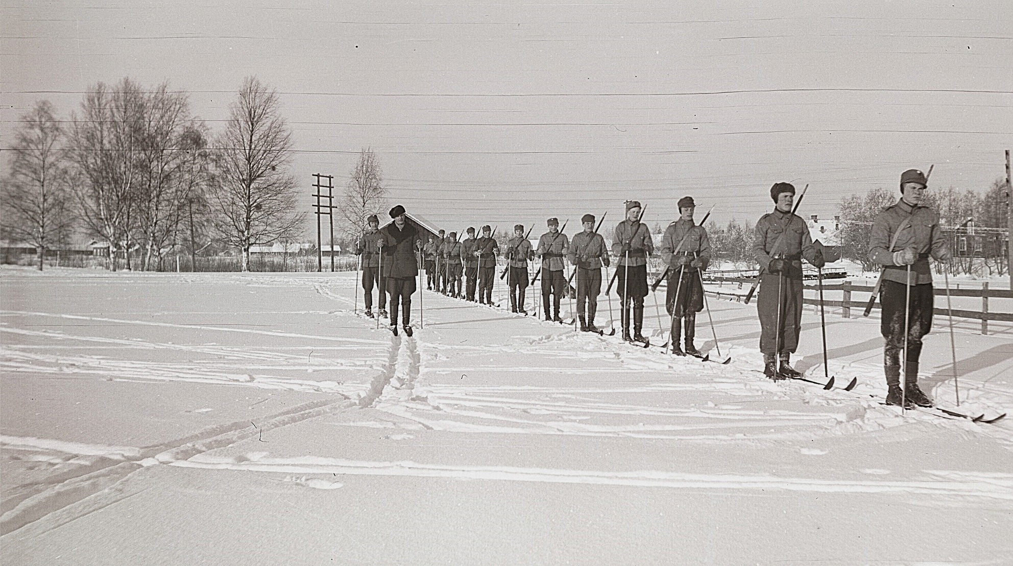 Vinterutbildningsdag i mars 1942. Till vänster ledarna Konrad Kronman och Alvar Björklund. Främst i ledet Lennart Björknäs, Ragnar Korsbäck, Torsten Mitts, Per Klockars, Lennart Jossandt och Olof Holm. Foto Selim Björses, SLS:s arkiv.