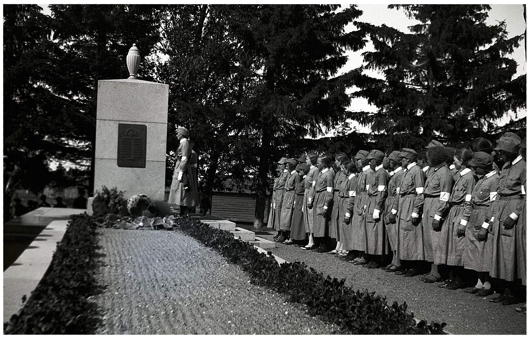 Lottorna uppvaktar vid monumentet över stupade lappfjärdsbor. Selim Björses foto från början av 1940-talet.