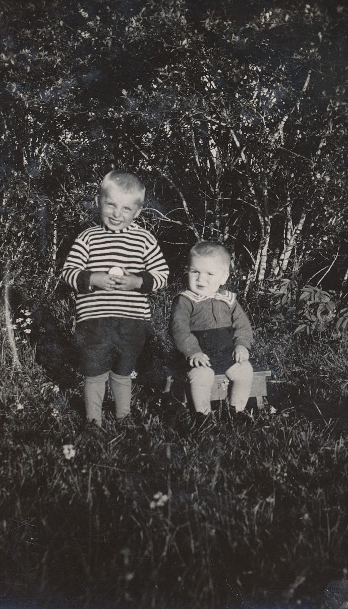 Till vänster står Emil Nyholms son från första giftet. Nils hette han, född 1927 och dog i en olycka på sågen 1935. Det är fortfarande okänt vem den andre är.