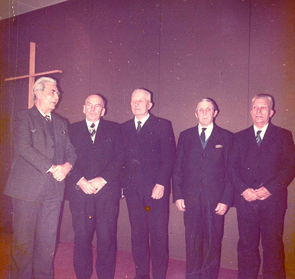 Herrarna Selim Lillkull, Sigurd Löfgren, Emil Nyholm, Otto Björklund och Leander Nyholm på bönehuset i Dagsmark.