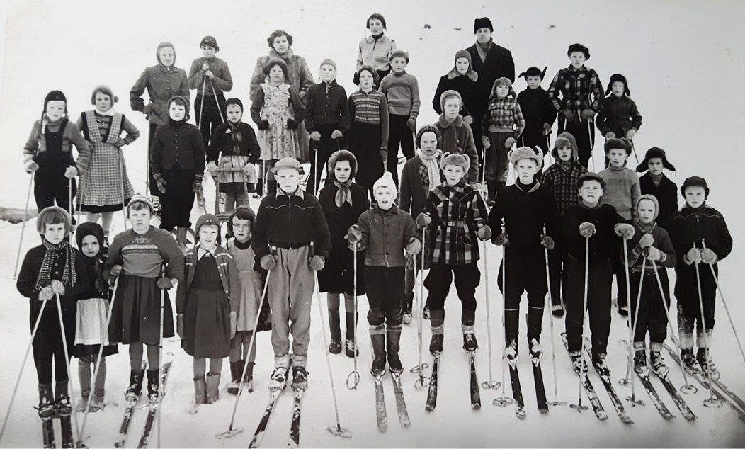 Här har de skidåkande eleverna ställt upp sig för fotografering. Fotot från ca 1957.