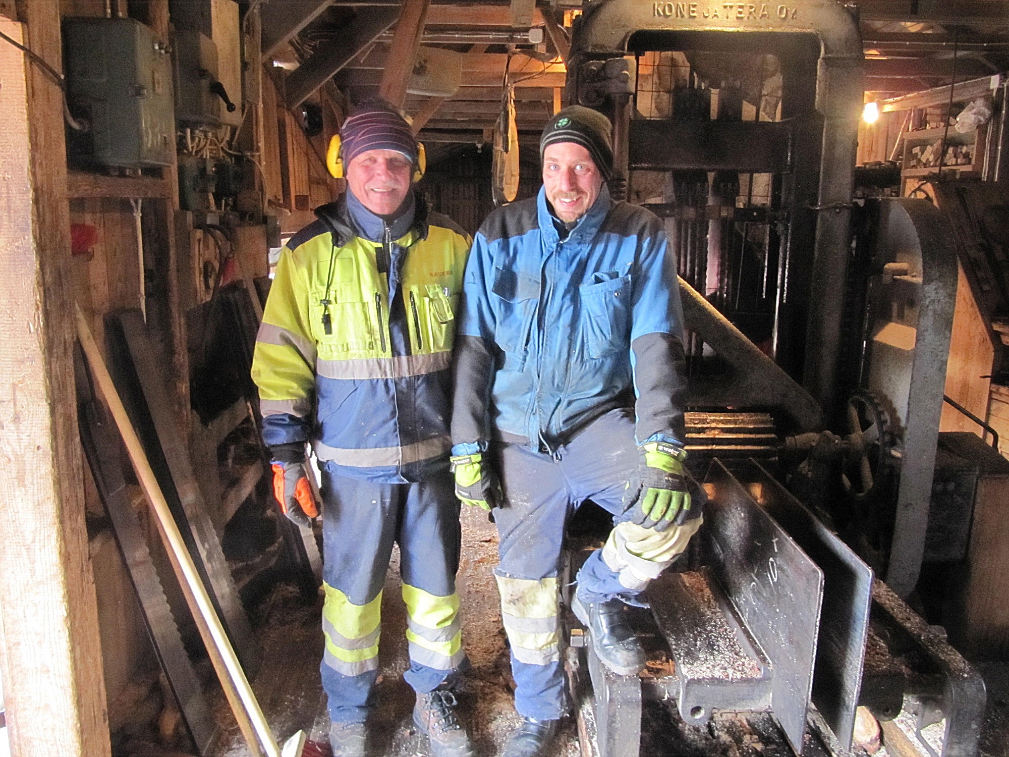 Årets höjdpunkt, sade Jan Norrvik från Norrviken, då han tillsammans med sonen Andreas fick vara med och såga dennes stockar till bräder och plankor. Varje år i minst 25 års tid har Jan varit med och sågat stockar till husbehovsvirke på sågen i Kvarnå. Numera är Jan med bara som dräng. Trots att dagen var kall och blåsig, så ser båda två ut att trivas riktigt bra.