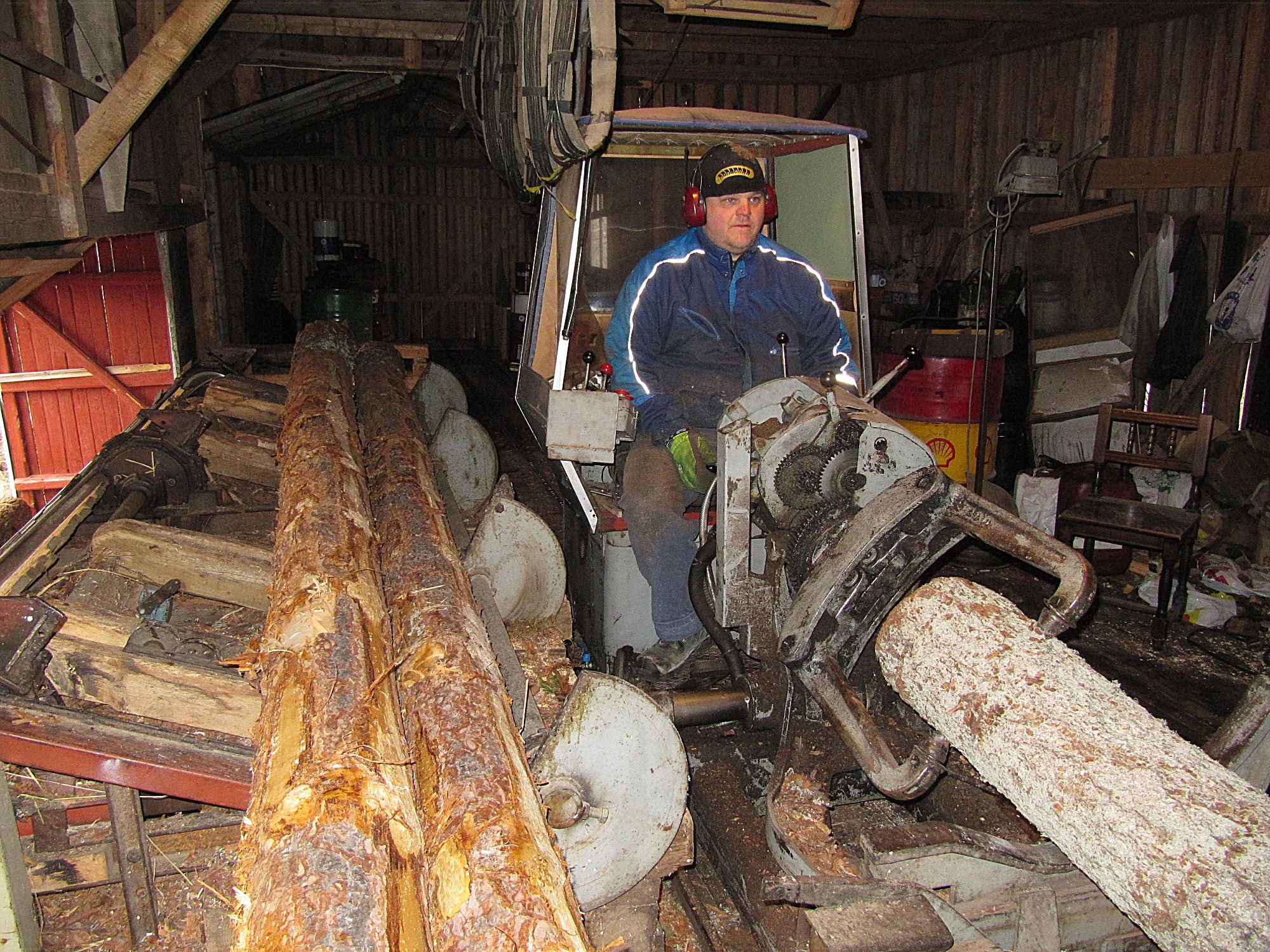 Här ser vi att Mikael är koncentrerad på att få stocken att gå rätt in i ramen, för att få bästa möjliga kvalitet på bräderna och plankorna.