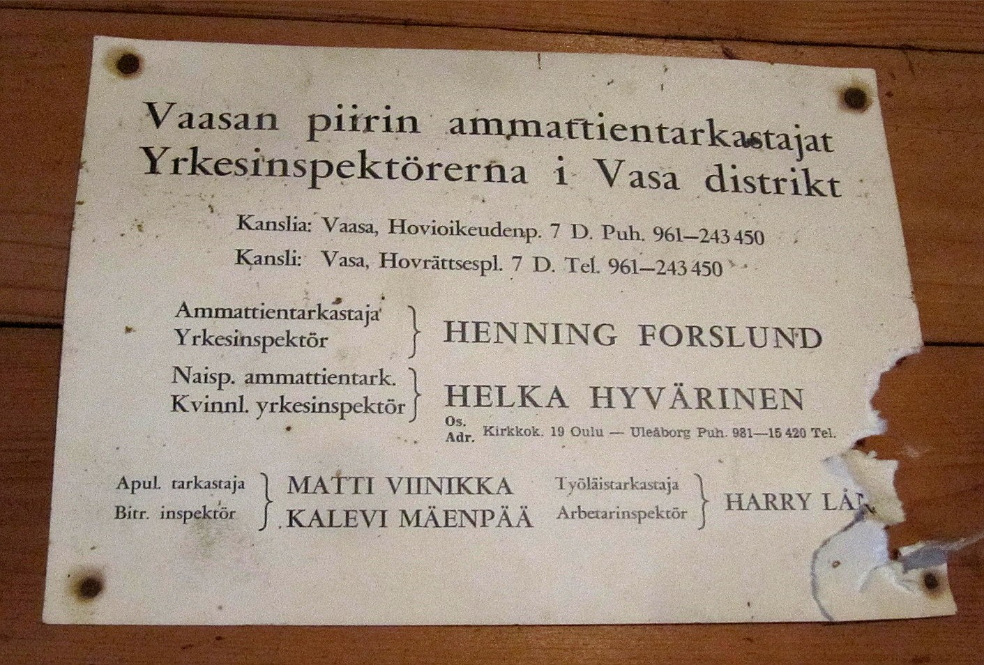 Som sig bör finns det i kafferummet en förteckning på de yrkesinspektörer som finns i Vasa distriktet. Vid behov är det bara att kontakta till exempel Helka Hyvärinen på Kyrkogatan 19 i Uleåborg.