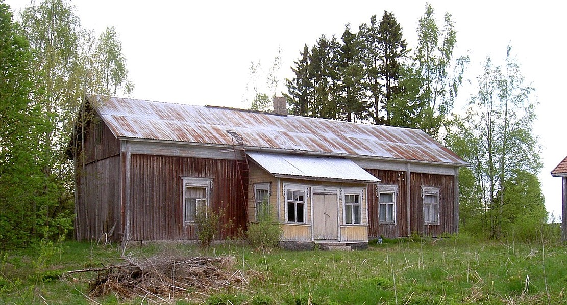 Den här präktiga bondgården som fotograferades år 2003 från söder stod tidigare i Ömossa.