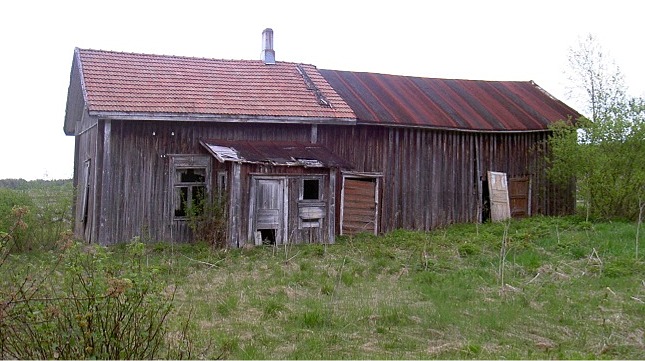 Uthuset som stod längs Lillsjövägen, här fotograferat 2003 från gårdssidan, är numera rivet.
