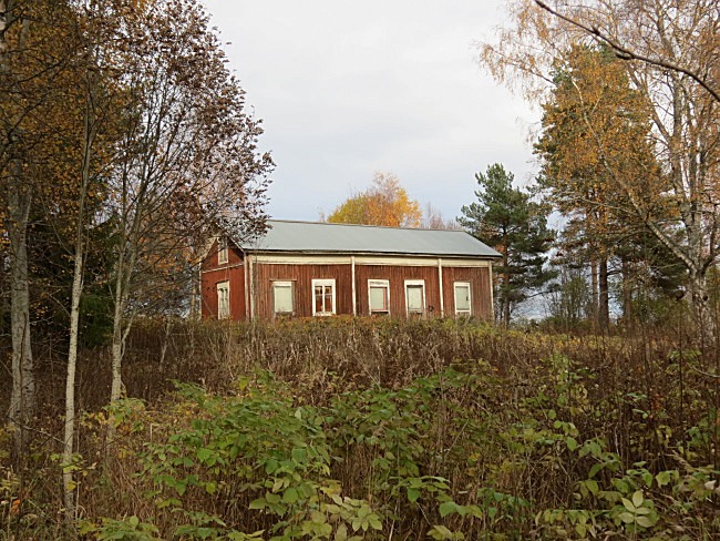 Nyholms gård är vackert belägen med Lillån rinnande nedanför gården.