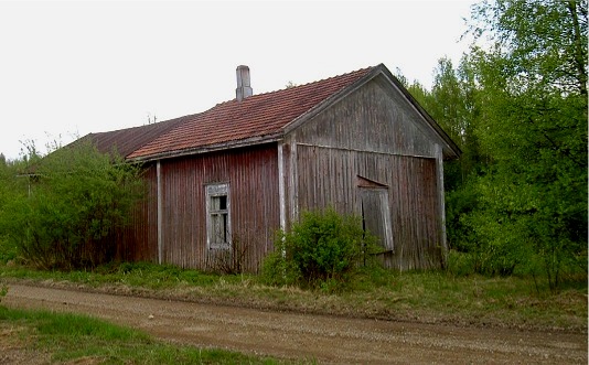 Uthuset som stod nära Lillsjövägen fotograferat från norr år 2003.