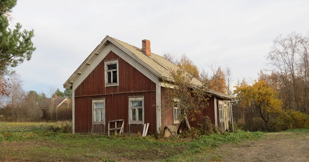 Karl Henrik Westerbacks hus hösten 2013. Till vänster skymtar Emil Nyholm gård.