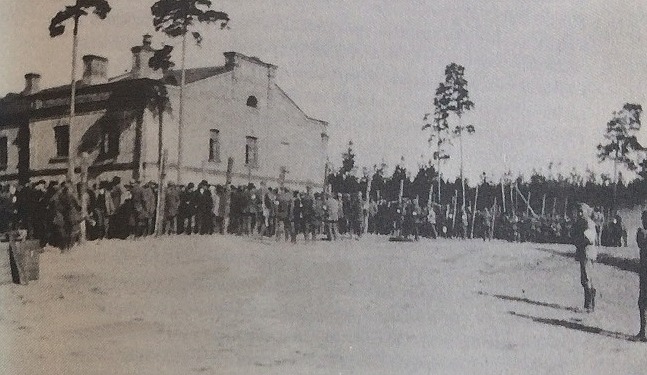 Till och med överbefälhavaren Mannerheim tyckte att förhållandena för de tillfångatagna rödgardisterna inte var tillräckligt bra då han i juni 1918 inspekterade lägret i Dragsvik.