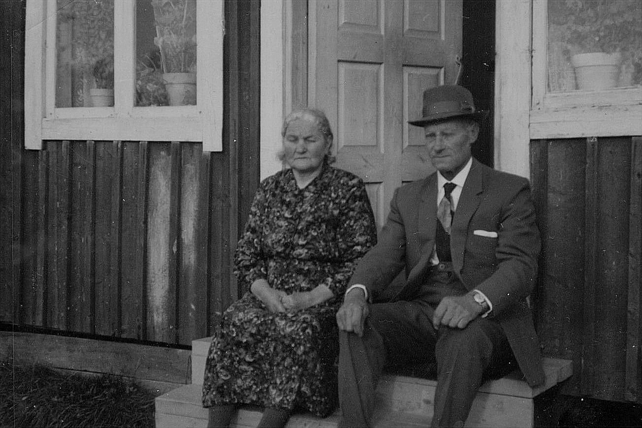 Hilma och Karl Henrik Westerback på trappan.