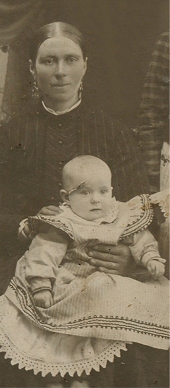 Här "Rebeck-Fia", alltså Fia Ekberg med dottern Signe. Fotot från 1910.
