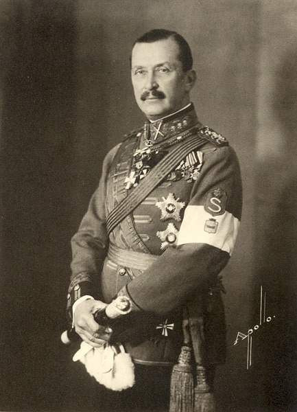 Mannerheim med medaljer
