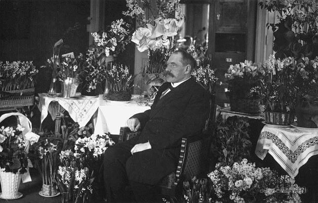 År 1917 kunde Svinhufvud återvända till Finland och här sitter han på hotell Kämp i Helsingfors omgiven av blommor.