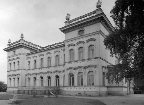 Den här slottsliknande byggnaden i Tammerfors byggde Peter von Nottbeck år 1898 och den fick då namnet Milavida. Byggnaden som är planerad av Karl August Wrede såldes 1905 åt Tammerfors stad som började kalla den för Näsilinna och där inrymdes Tavastlands museum. Slottet skadades svårt under striderna 1918 men har sedan restaurerats i ursprungligt skick.