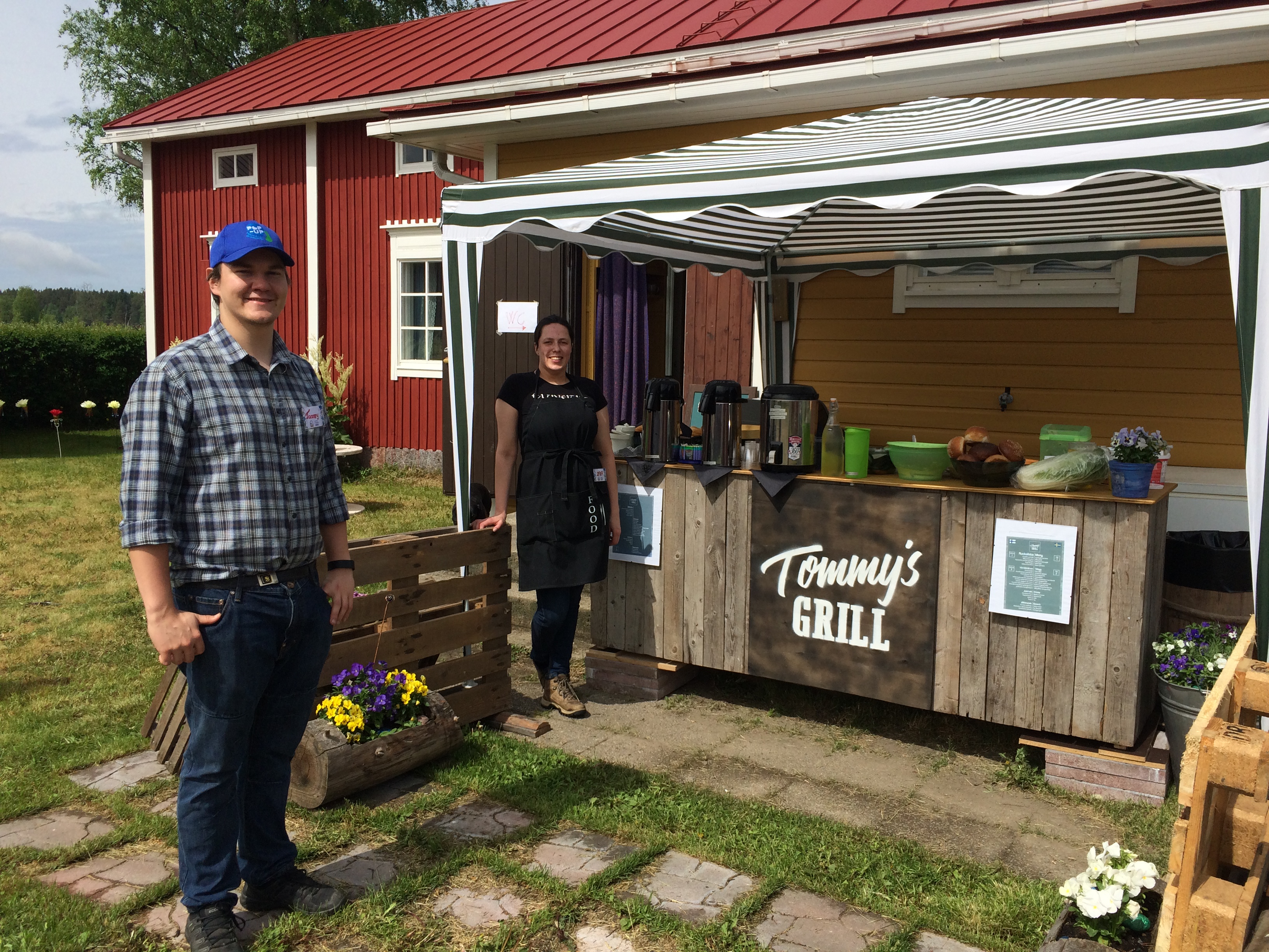 Till vänster står Tommy Englund, nybliven fullmäktigeledamot i Kristinestad tillsammans med kocken Leva som är hemma från Litauen och är dotter till den kända veterinären.