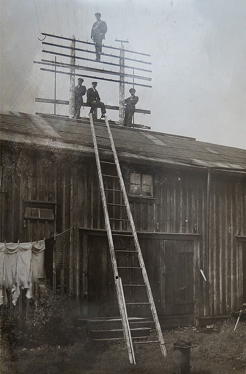 Emil arbetade som linjeman åt telegrafen och detta foto är troligen taget i Vasa och visar hur linjerna drogs ovanpå stugutaken.