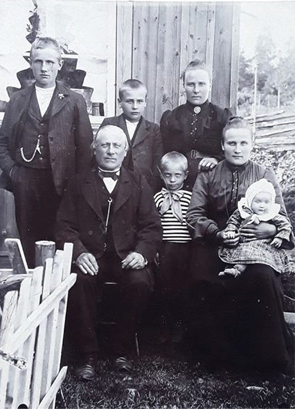 I bakre raden i mitten står den unge Artur Ahlberg (1894-1966), året är 1908. 10 år senare skulle han vara med i det berömda Melins kompani i striderna i Tammerfors. Fotot lånat av Linnea Mattfolk.