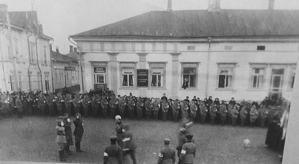 22 november 1920 kom Gustav Mannerheim på ett endagarsbesök till Kristinestad och här mottas han av skyddskåristerna på Salutorget framför nuvarande bibliotek.
