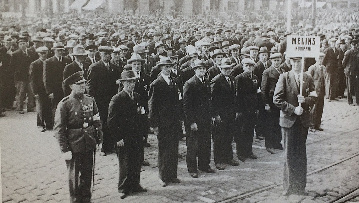Veteraner från det berömda Melins kompani på parad i Tammerfors år 1938, 20 år efter de hårda striderna.