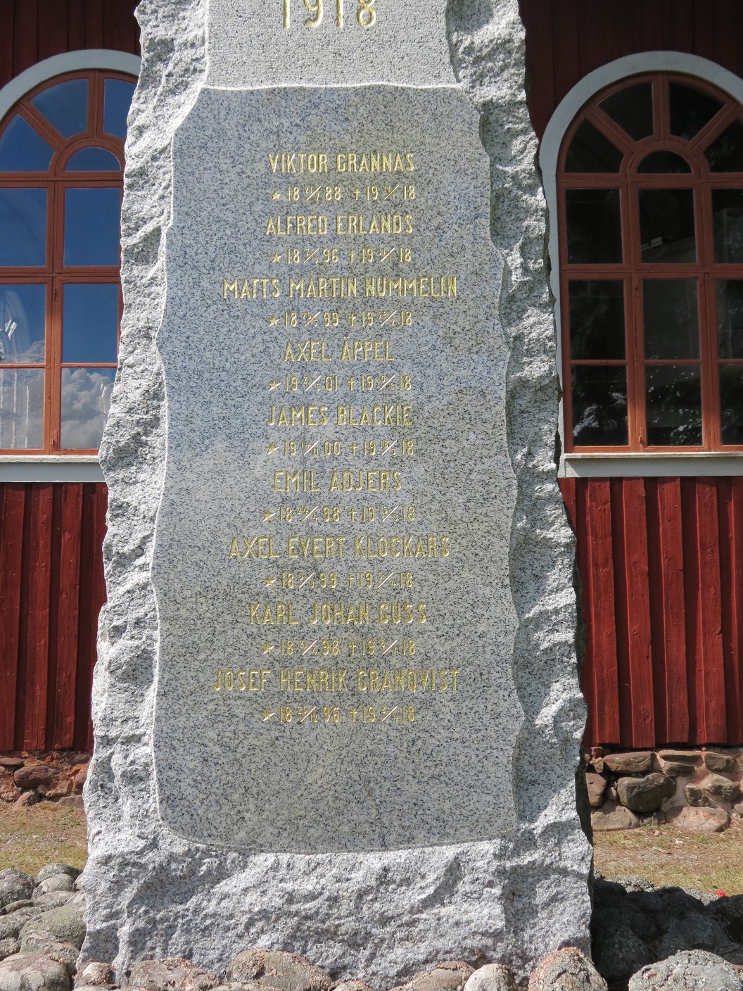 På minnesstenen finns namnen på 3 stupade skyddskårister från Kristinestads församling och på 6 stupade från Kristinestads landsförsamling i Tjöck.