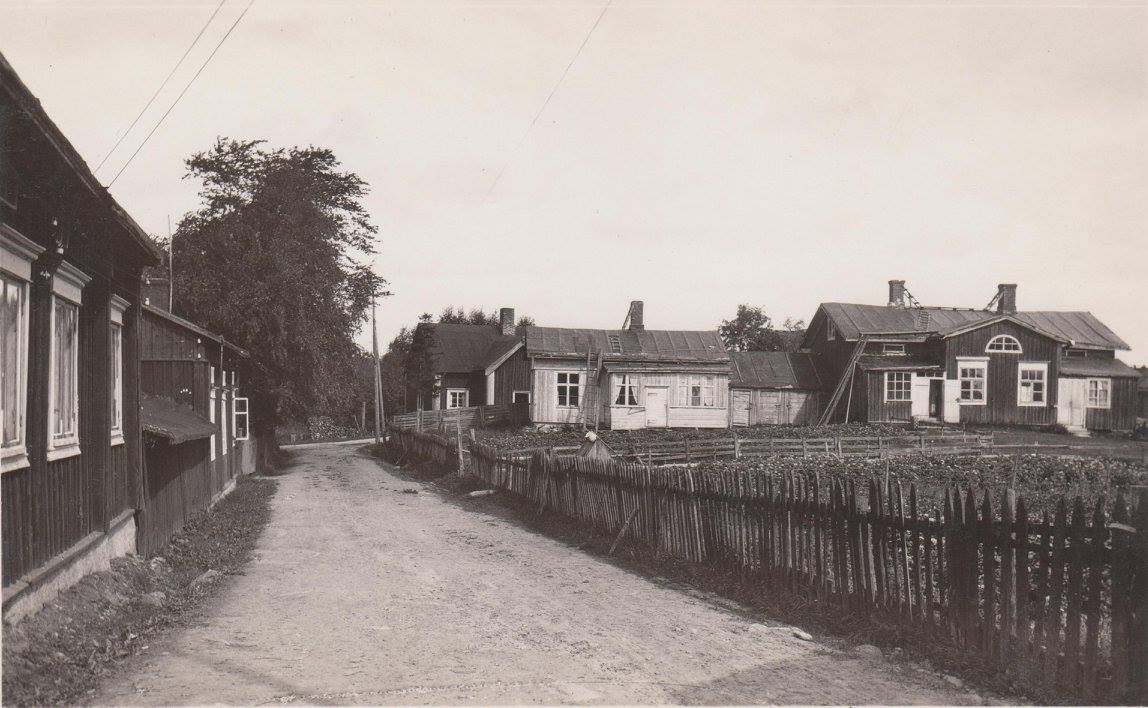 Efter att ha bott några år i Vanhakylä i början på 1960-talet flyttade de tillbaka till Kristinestad och de bodde då i denna gård på Strandgatan 1. Fotot är från 30-talet. Det var år 1965 som de köpte gården av Ernst och Hilma Eker. De hade i sin tur köpt den år 1962 av Risto Hakala, som hade förvärvat den 1948. Före det så hade här bott smeden Jaakko Kivimäki, sjömannen Viktor Söderlund och Bruno Ylinen. Den nuvarande ägaren köpte gården av Långs dödsbo 1993.