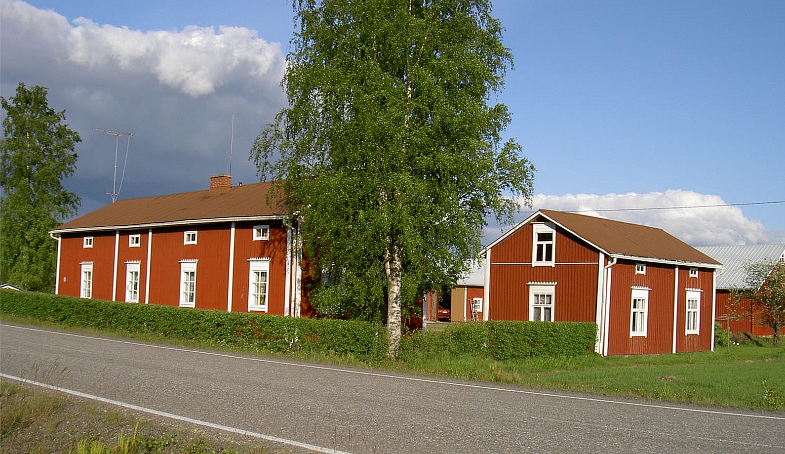 Granlunds stilrena gård med lillstuga står nära Storåvägen i Palon.